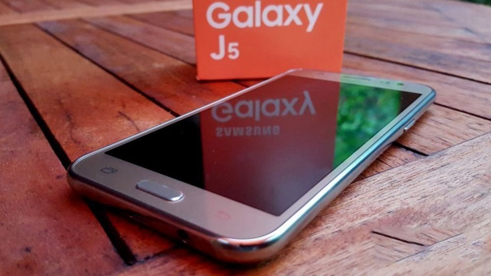 Samsung Galaxy J5 (2017) smartphone - advantages and disadvantages