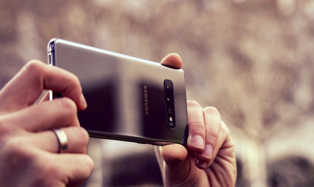 Telefon pintar Samsung Galaxy S10 - kebaikan dan keburukan