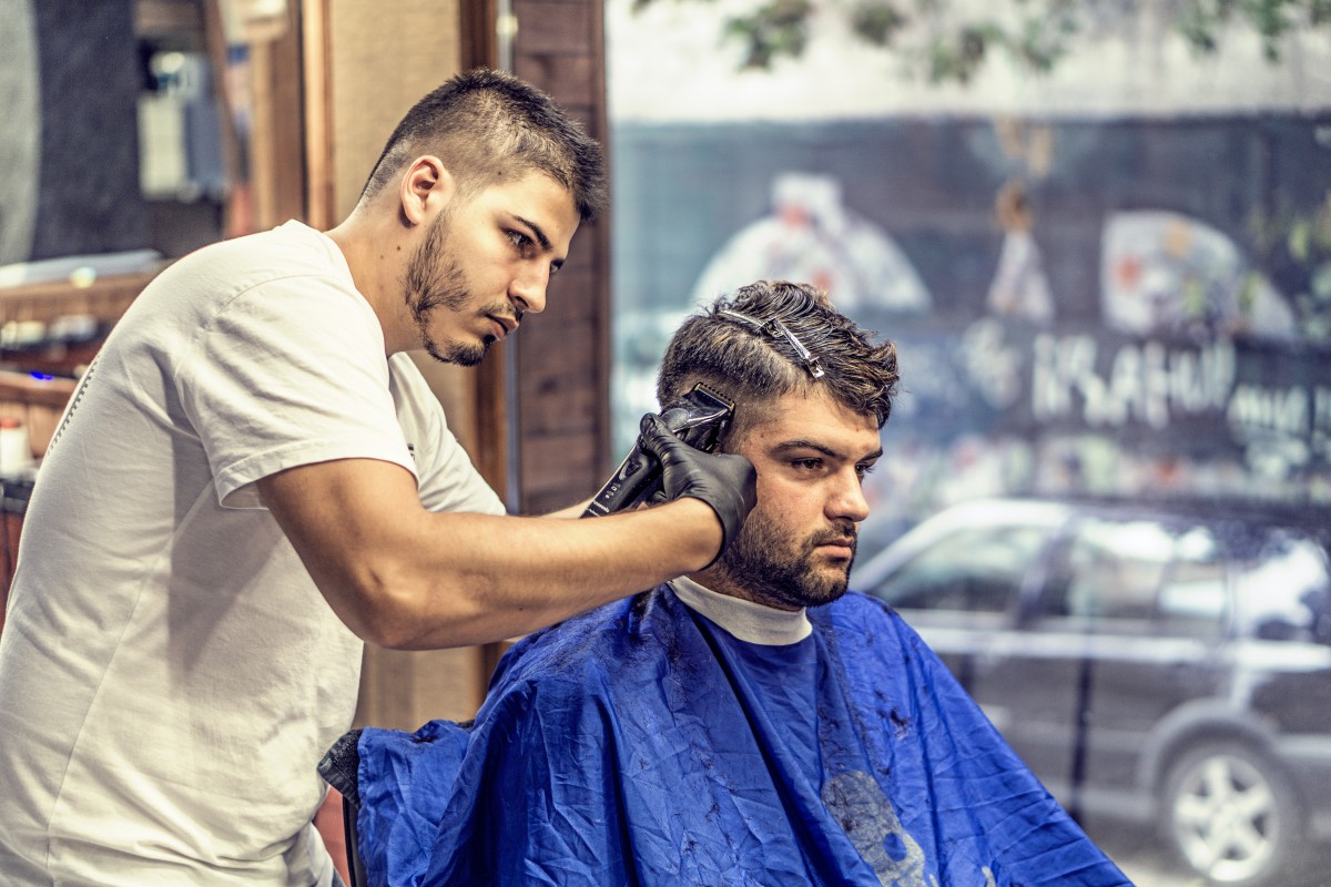 Kedudukan kedai gunting rambut ekonomi terbaik di Moscow pada tahun 2020