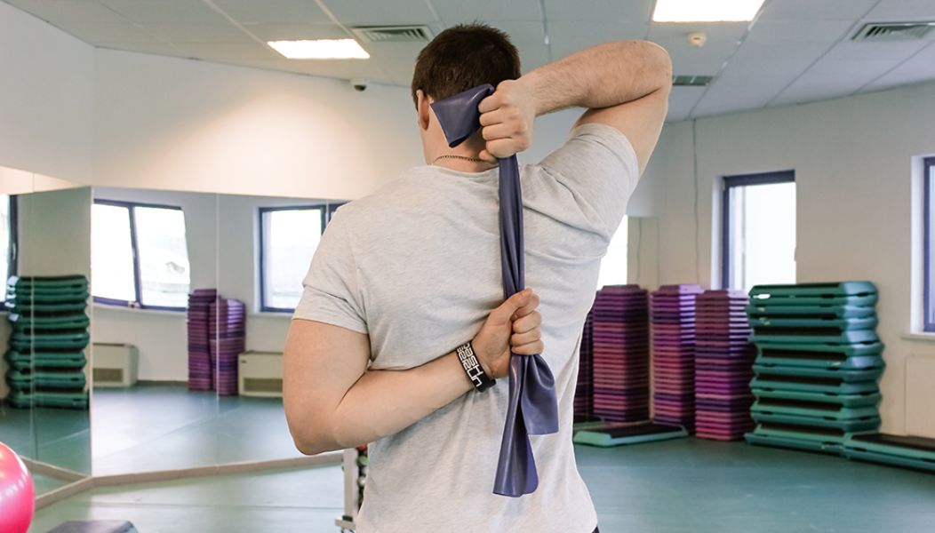 The best sets of exercises for stretching the shoulder girdle