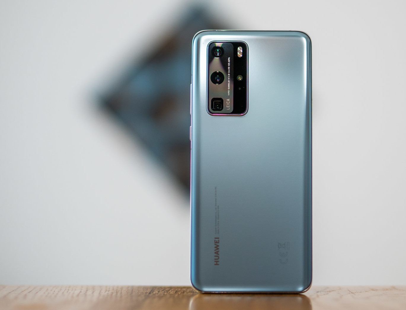 Review of Huawei P40 smartphone with advantages and disadvantages